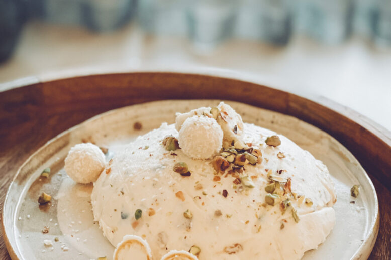 Pasha Kohupiimapasha puidust alusel Raffaellodega